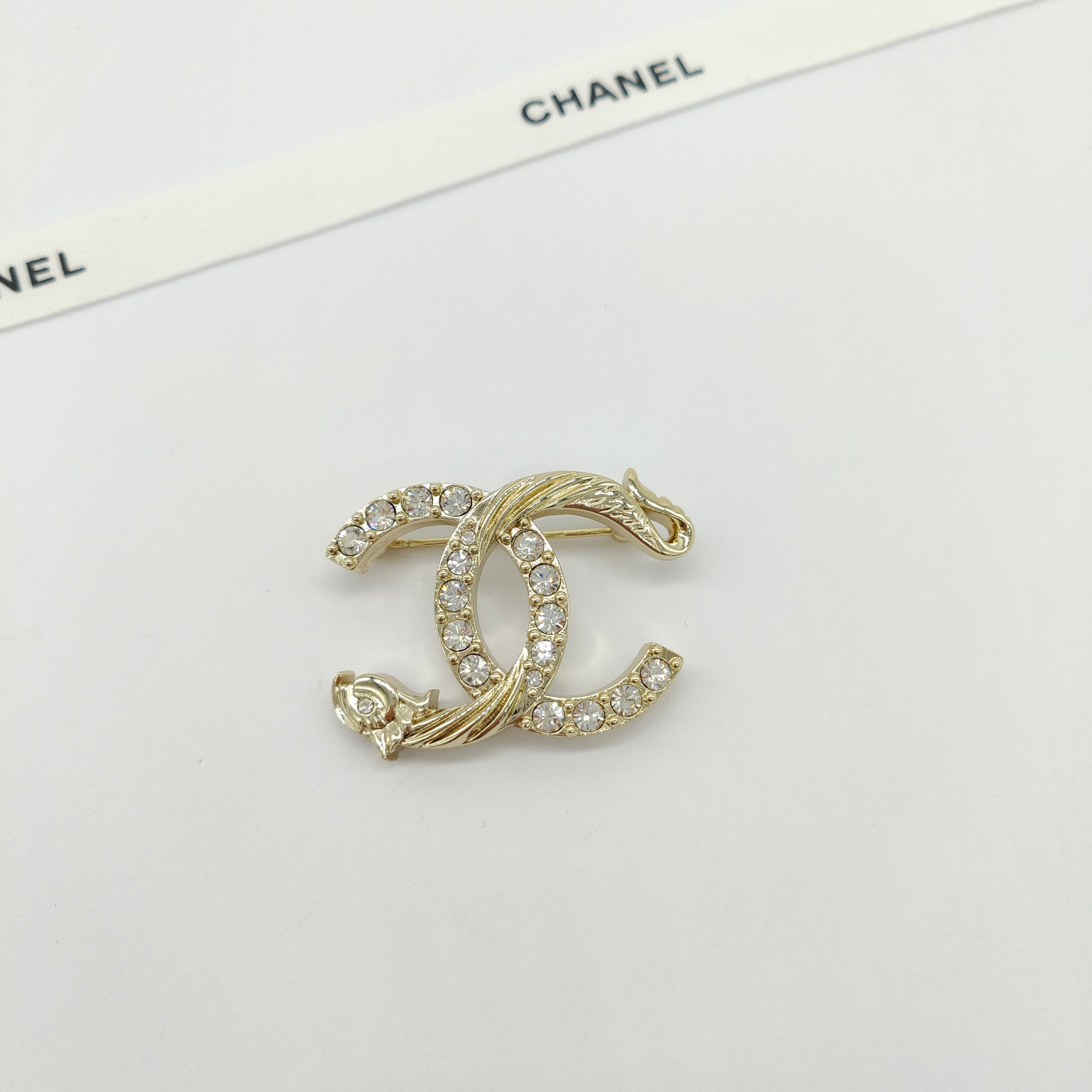 Брошь белый XE1932