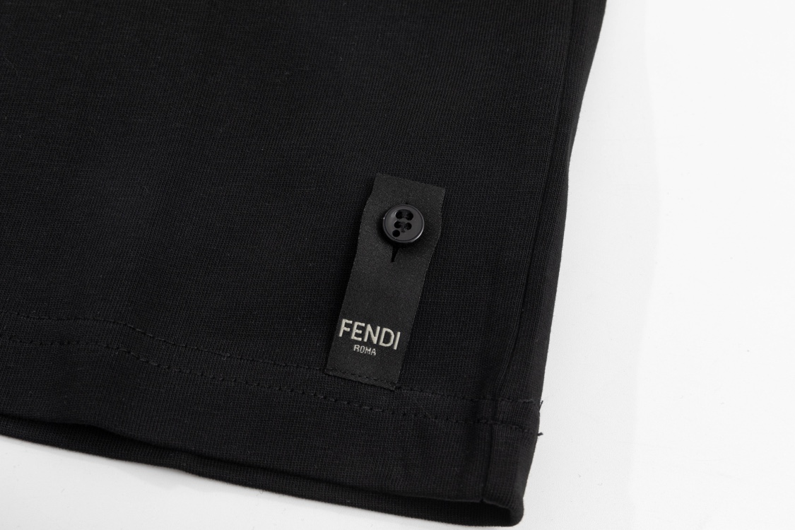 FENDI 芬迪 经典锁扣元素 虚线刺绣 Logo标识精致升级