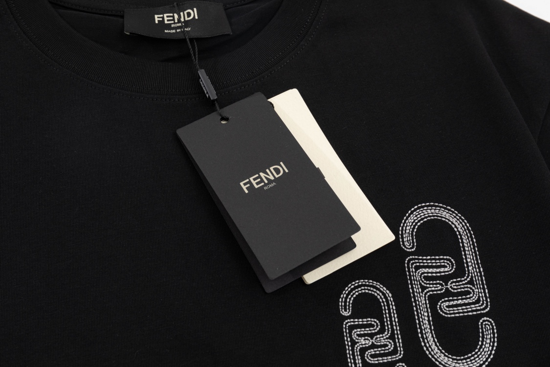 FENDI 芬迪 经典锁扣元素 虚线刺绣 Logo标识精致升级