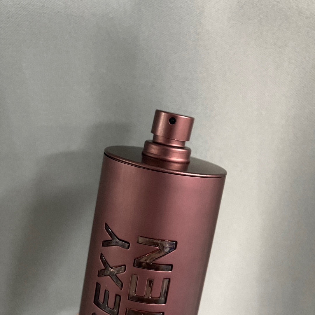 100💰
341605卡罗琳娜212灰磁男士淡香100ml
602522卡罗琳娜212棕磁男士淡香100ml