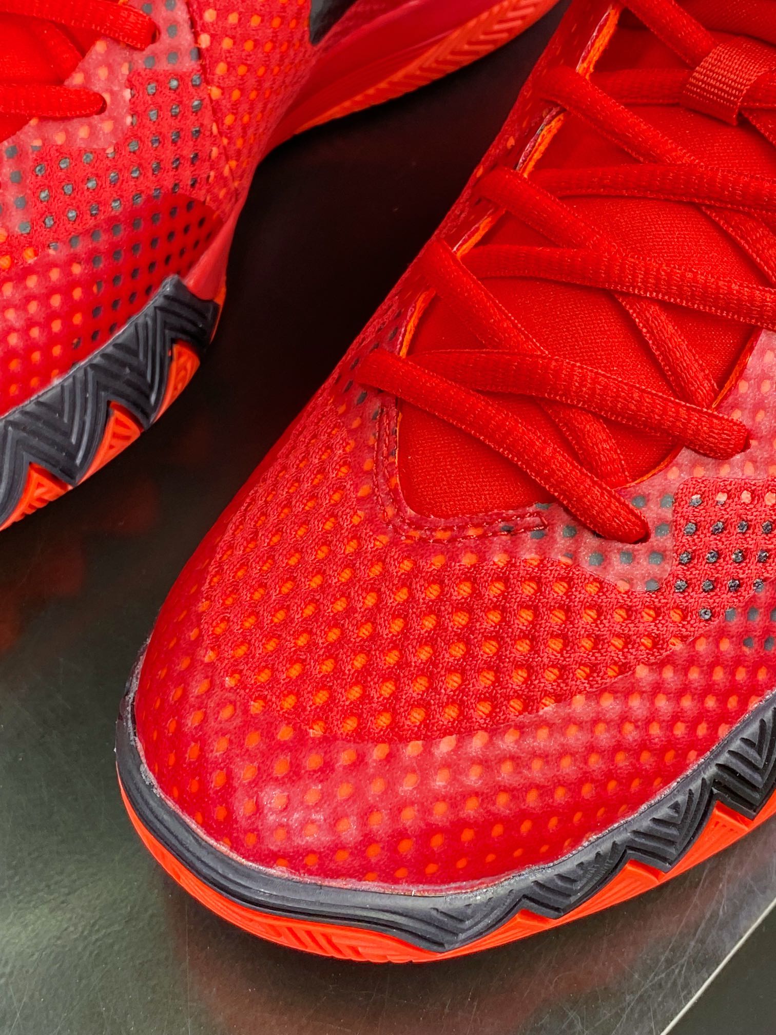 Kyrie 1 EP ”Air and Earth” Owen 7th Generation Indoor Leisure ”Black Red” DO5360-901