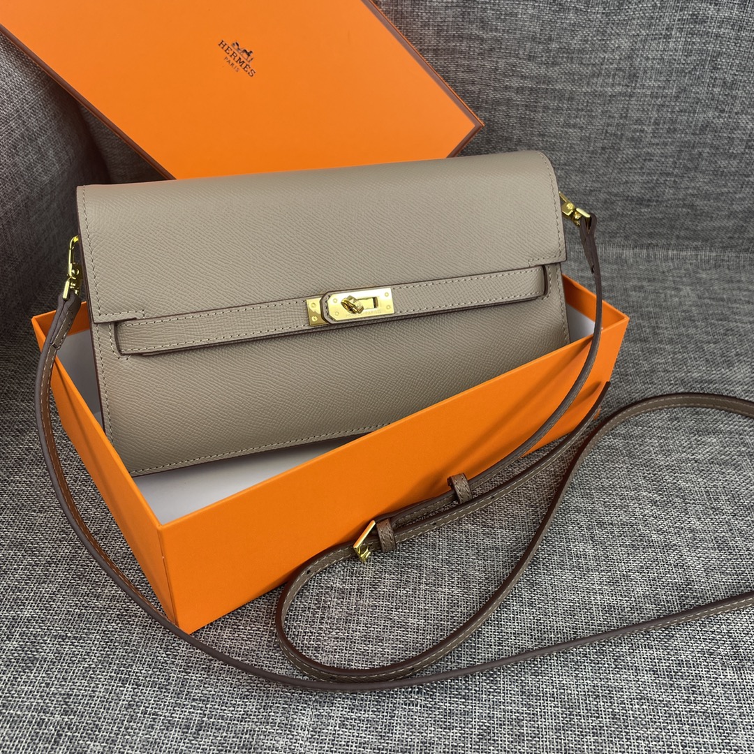 最新款。 爱马仕HERMES kelly 款单肩斜挎包 材质:手掌纹牛皮 尺寸:24*13.5*6cm 型号:362金 最新款。 爱马仕HERMES kelly 款单肩斜挎包 材质:手掌纹牛皮 尺寸:24*13.5*6cm 型号:362金
