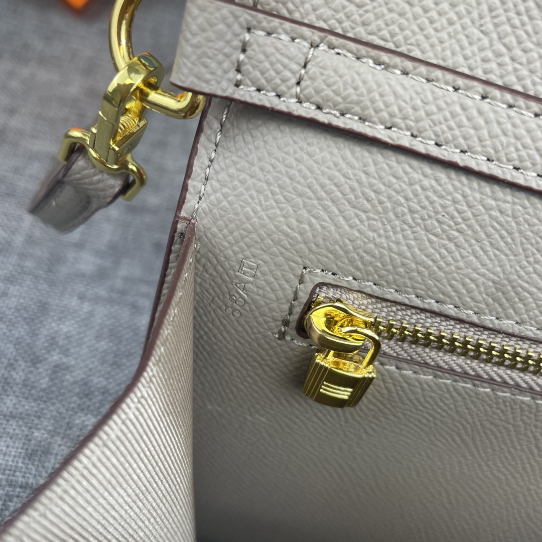 最新款。 爱马仕HERMES kelly 款单肩斜挎包 材质:手掌纹牛皮 尺寸:24*13.5*6cm 型号:362金 最新款。 爱马仕HERMES kelly 款单肩斜挎包 材质:手掌纹牛皮 尺寸:24*13.5*6cm 型号:362金