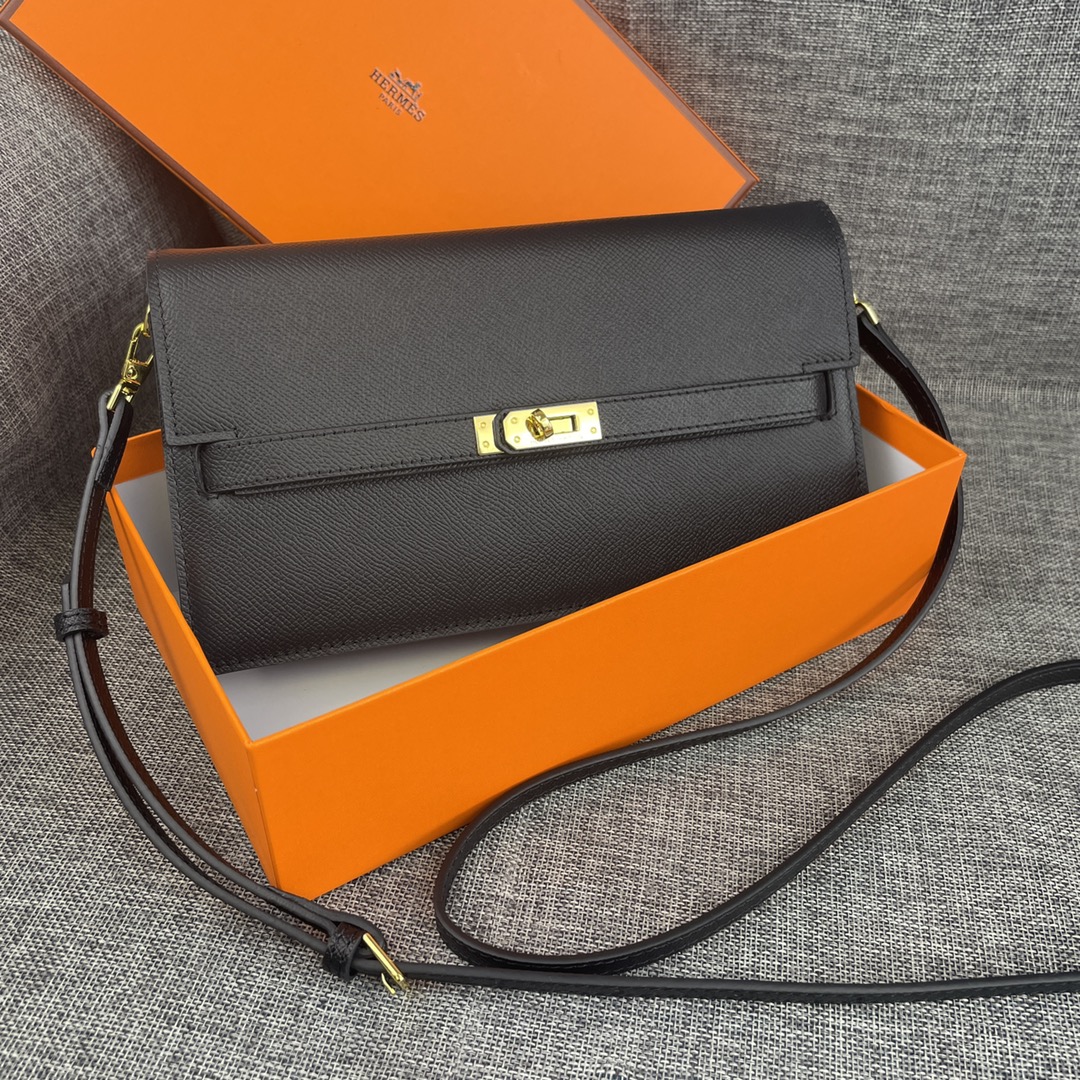 最新款。 爱马仕HERMES kelly 款单肩斜挎包 材质:手掌纹牛皮 尺寸:24*13.5*6cm 型号:362金 最新款。 爱马仕HERMES kelly 款单肩斜挎包 材质:手掌纹牛皮 尺寸:24*13.5*6cm 型号:362金