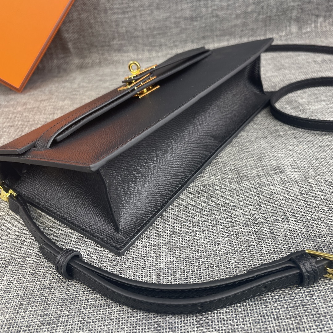 最新款。 爱马仕HERMES kelly 款单肩斜挎包 材质:手掌纹牛皮 尺寸:24*13.5*6cm 型号:362金 最新款。 爱马仕HERMES kelly 款单肩斜挎包 材质:手掌纹牛皮 尺寸:24*13.5*6cm 型号:362金