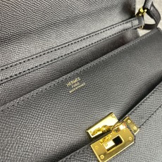 最新款。 爱马仕HERMES kelly 款单肩斜挎包 材质:手掌纹牛皮 尺寸:24*13.5*6cm 型号:362金 最新款。 爱马仕HERMES kelly 款单肩斜挎包 材质:手掌纹牛皮 尺寸:24*13.5*6cm 型号:362金