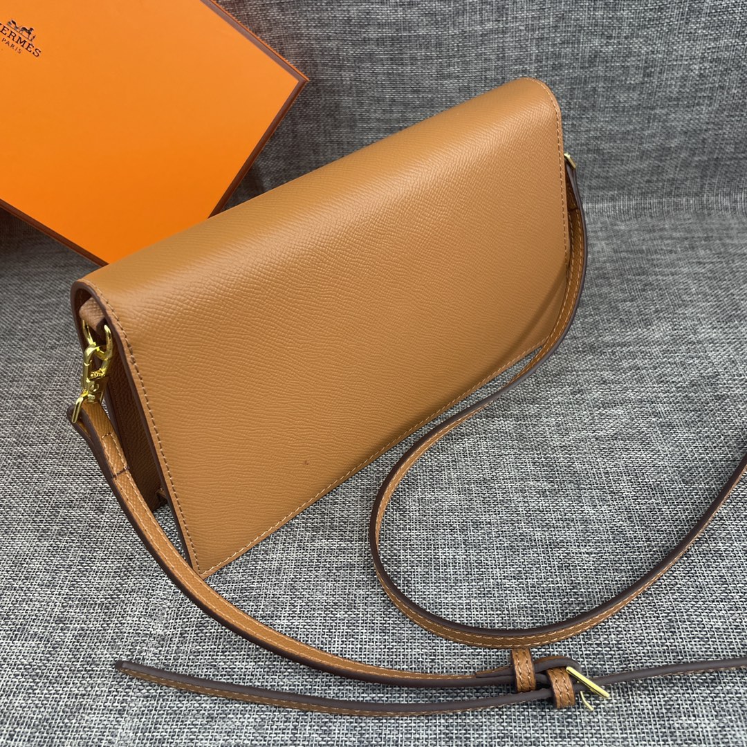 最新款。 爱马仕HERMES kelly 款单肩斜挎包 材质:手掌纹牛皮 尺寸:24*13.5*6cm 型号:362金 最新款。 爱马仕HERMES kelly 款单肩斜挎包 材质:手掌纹牛皮 尺寸:24*13.5*6cm 型号:362金