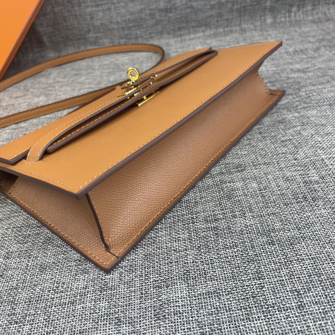 最新款。 爱马仕HERMES kelly 款单肩斜挎包 材质:手掌纹牛皮 尺寸:24*13.5*6cm 型号:362金 最新款。 爱马仕HERMES kelly 款单肩斜挎包 材质:手掌纹牛皮 尺寸:24*13.5*6cm 型号:362金
