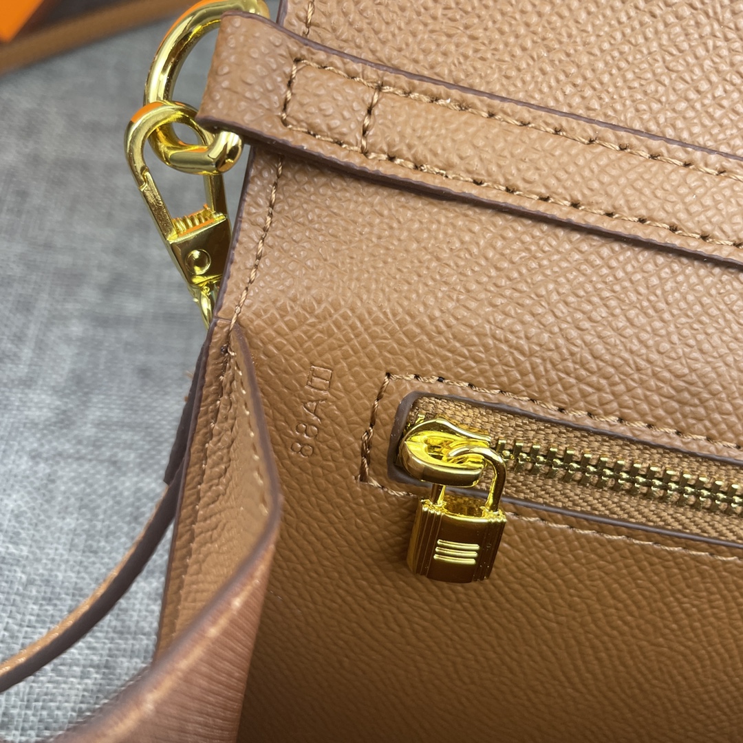 最新款。 爱马仕HERMES kelly 款单肩斜挎包 材质:手掌纹牛皮 尺寸:24*13.5*6cm 型号:362金 最新款。 爱马仕HERMES kelly 款单肩斜挎包 材质:手掌纹牛皮 尺寸:24*13.5*6cm 型号:362金