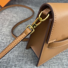 最新款。 爱马仕HERMES kelly 款单肩斜挎包 材质:手掌纹牛皮 尺寸:24*13.5*6cm 型号:362金 最新款。 爱马仕HERMES kelly 款单肩斜挎包 材质:手掌纹牛皮 尺寸:24*13.5*6cm 型号:362金