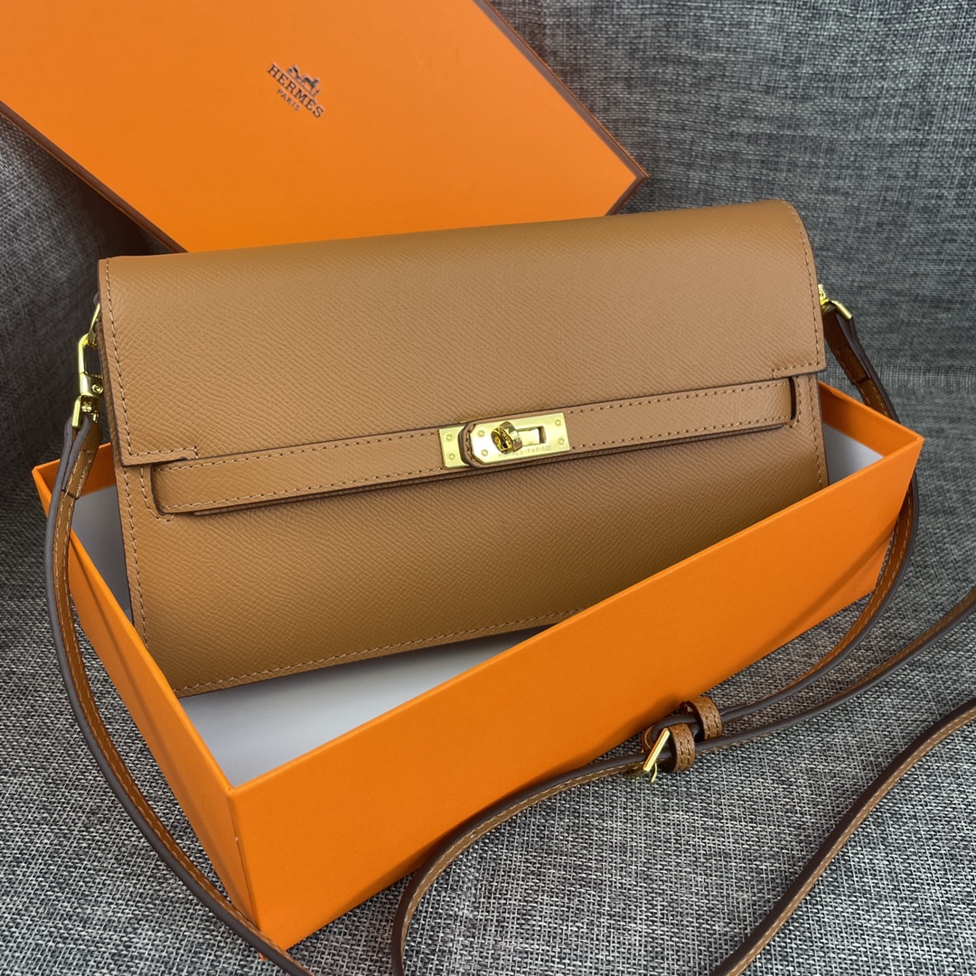 最新款。 爱马仕HERMES kelly 款单肩斜挎包 材质:手掌纹牛皮 尺寸:24*13.5*6cm 型号:362金 最新款。 爱马仕HERMES kelly 款单肩斜挎包 材质:手掌纹牛皮 尺寸:24*13.5*6cm 型号:362金