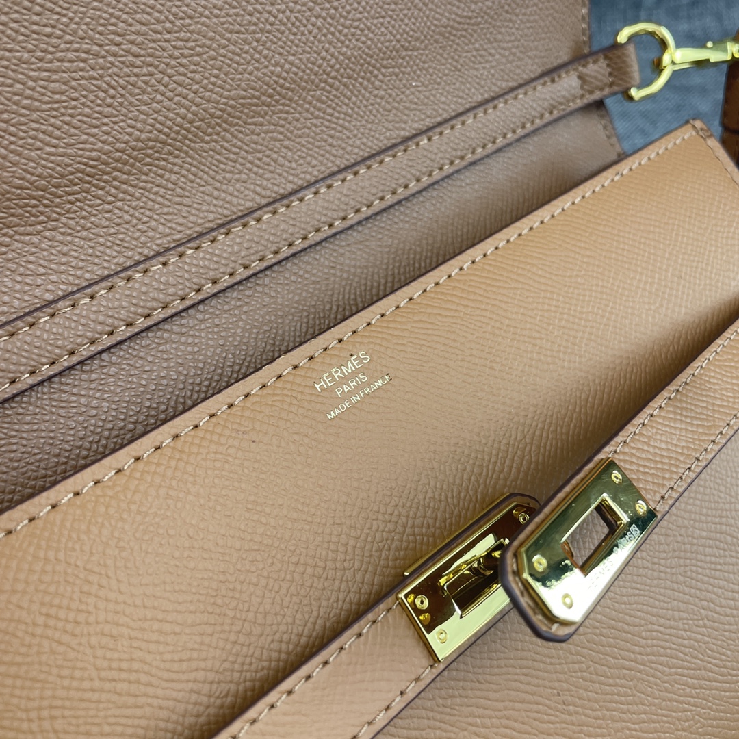 最新款。 爱马仕HERMES kelly 款单肩斜挎包 材质:手掌纹牛皮 尺寸:24*13.5*6cm 型号:362金 最新款。 爱马仕HERMES kelly 款单肩斜挎包 材质:手掌纹牛皮 尺寸:24*13.5*6cm 型号:362金