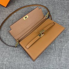 最新款。 爱马仕HERMES kelly 款单肩斜挎包 材质:手掌纹牛皮 尺寸:24*13.5*6cm 型号:362金 最新款。 爱马仕HERMES kelly 款单肩斜挎包 材质:手掌纹牛皮 尺寸:24*13.5*6cm 型号:362金