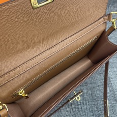 最新款。 爱马仕HERMES kelly 款单肩斜挎包 材质:手掌纹牛皮 尺寸:24*13.5*6cm 型号:362金 最新款。 爱马仕HERMES kelly 款单肩斜挎包 材质:手掌纹牛皮 尺寸:24*13.5*6cm 型号:362金