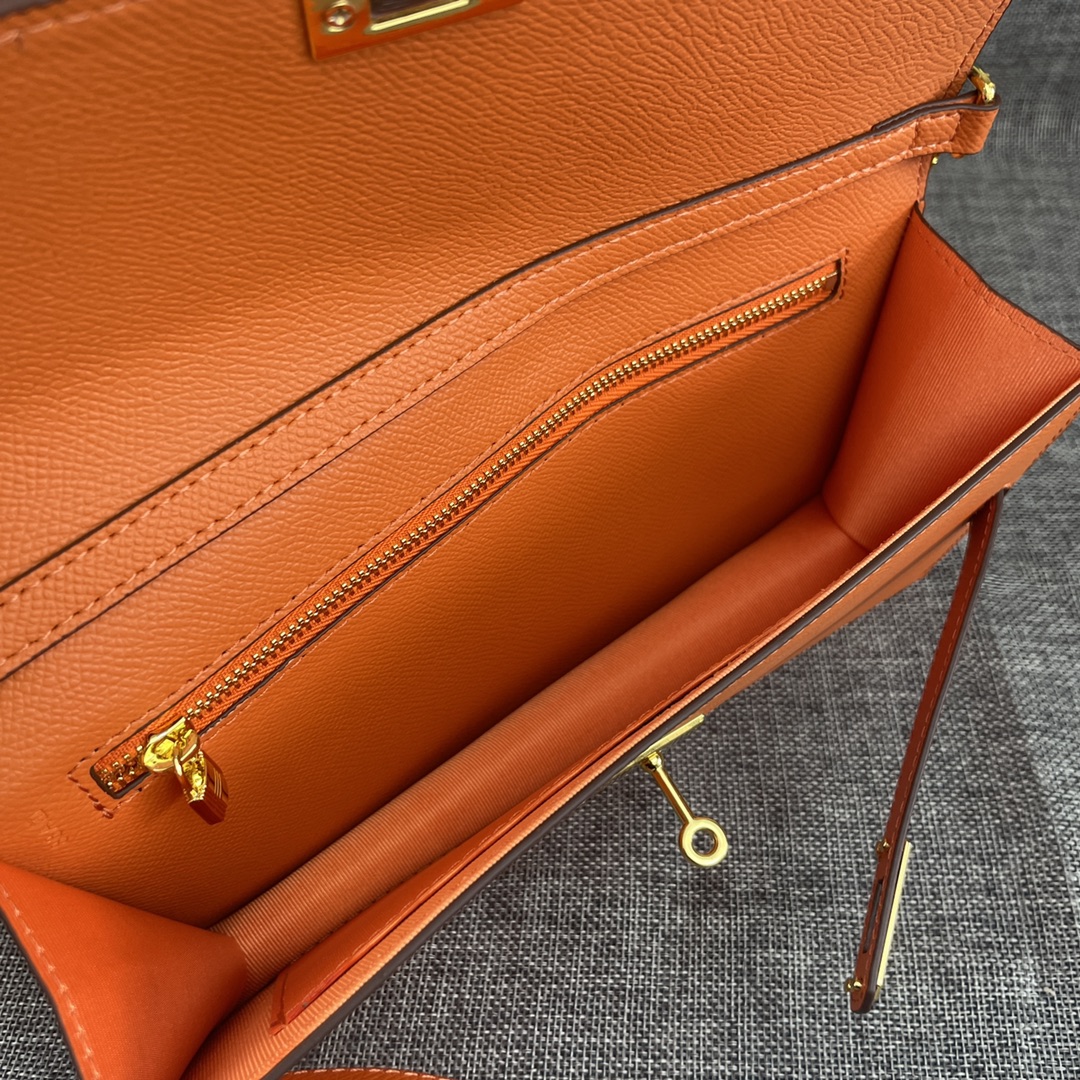 最新款。 爱马仕HERMES kelly 款单肩斜挎包 材质:手掌纹牛皮 尺寸:24*13.5*6cm 型号:362金 最新款。 爱马仕HERMES kelly 款单肩斜挎包 材质:手掌纹牛皮 尺寸:24*13.5*6cm 型号:362金