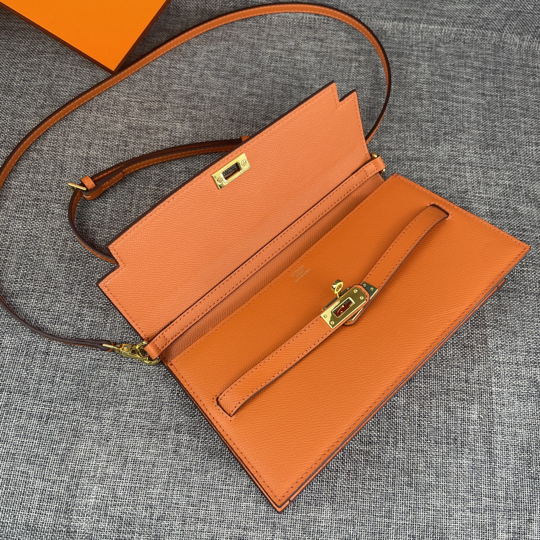 最新款。 爱马仕HERMES kelly 款单肩斜挎包 材质:手掌纹牛皮 尺寸:24*13.5*6cm 型号:362金 最新款。 爱马仕HERMES kelly 款单肩斜挎包 材质:手掌纹牛皮 尺寸:24*13.5*6cm 型号:362金