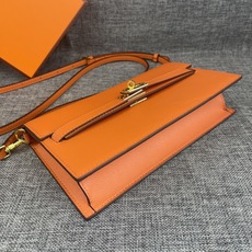 最新款。 爱马仕HERMES kelly 款单肩斜挎包 材质:手掌纹牛皮 尺寸:24*13.5*6cm 型号:362金 最新款。 爱马仕HERMES kelly 款单肩斜挎包 材质:手掌纹牛皮 尺寸:24*13.5*6cm 型号:362金