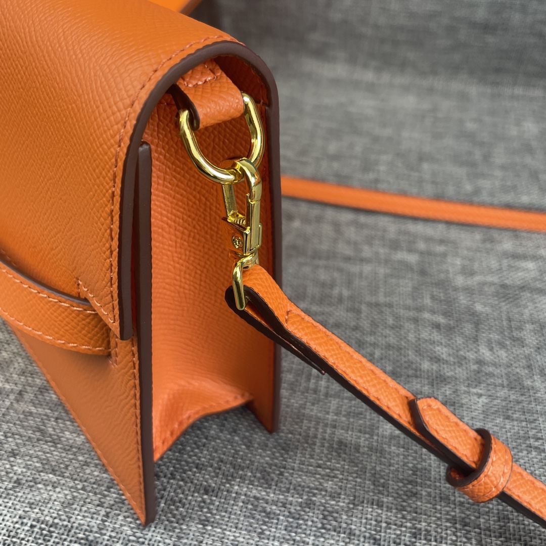 最新款。 爱马仕HERMES kelly 款单肩斜挎包 材质:手掌纹牛皮 尺寸:24*13.5*6cm 型号:362金 最新款。 爱马仕HERMES kelly 款单肩斜挎包 材质:手掌纹牛皮 尺寸:24*13.5*6cm 型号:362金
