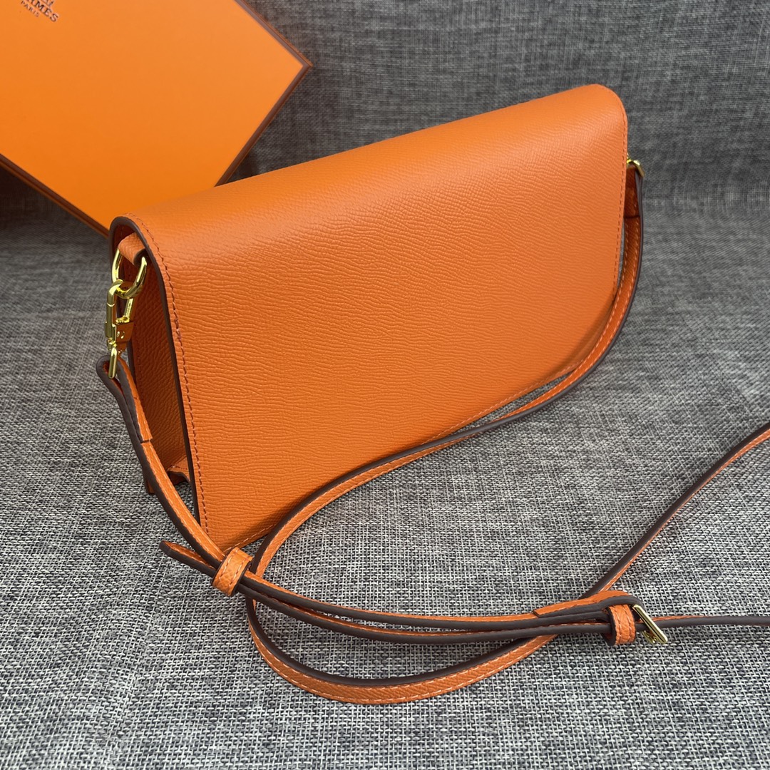 最新款。 爱马仕HERMES kelly 款单肩斜挎包 材质:手掌纹牛皮 尺寸:24*13.5*6cm 型号:362金 最新款。 爱马仕HERMES kelly 款单肩斜挎包 材质:手掌纹牛皮 尺寸:24*13.5*6cm 型号:362金