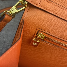 最新款。 爱马仕HERMES kelly 款单肩斜挎包 材质:手掌纹牛皮 尺寸:24*13.5*6cm 型号:362金 最新款。 爱马仕HERMES kelly 款单肩斜挎包 材质:手掌纹牛皮 尺寸:24*13.5*6cm 型号:362金