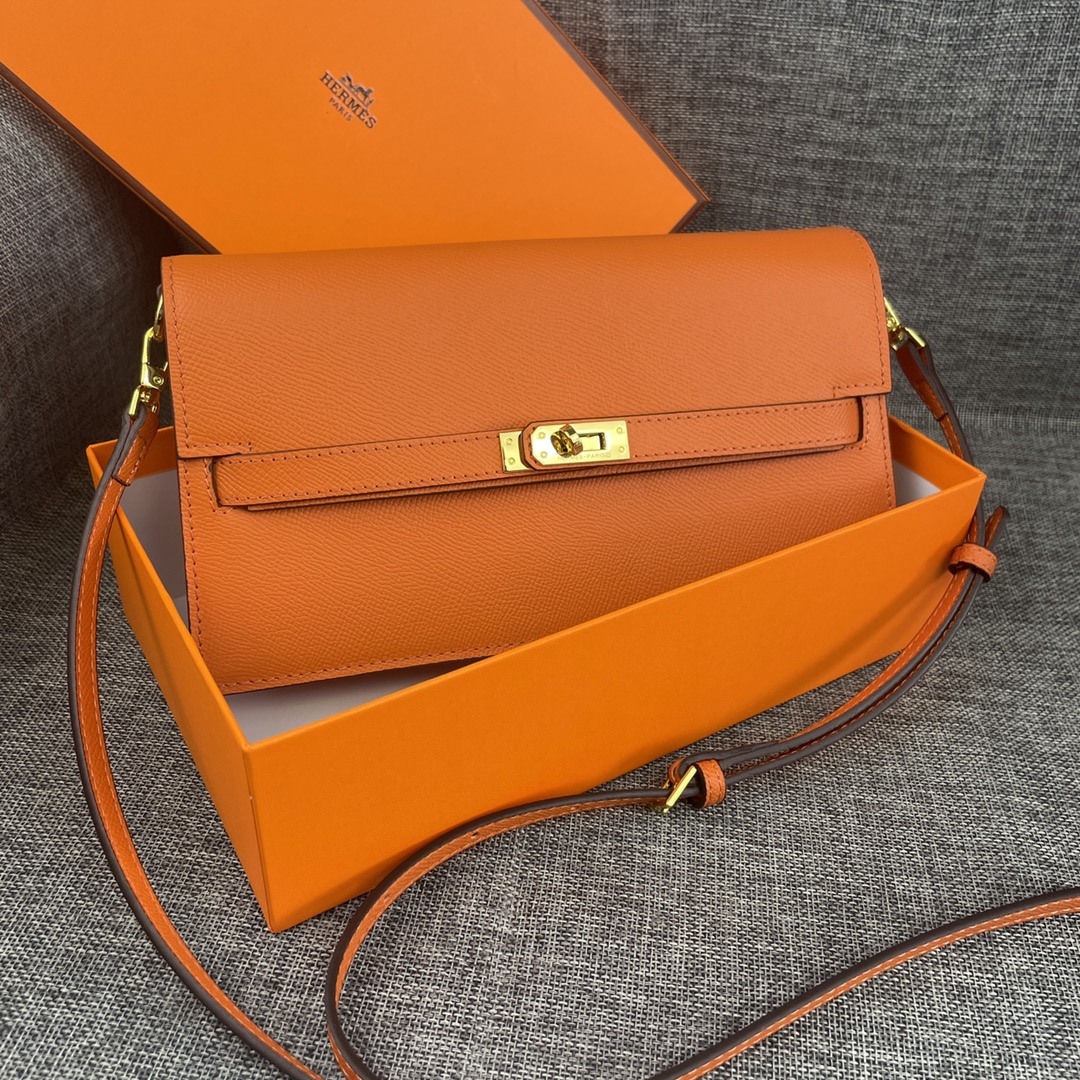 最新款。 爱马仕HERMES kelly 款单肩斜挎包 材质:手掌纹牛皮 尺寸:24*13.5*6cm 型号:362金 最新款。 爱马仕HERMES kelly 款单肩斜挎包 材质:手掌纹牛皮 尺寸:24*13.5*6cm 型号:362金
