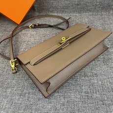 最新款。 爱马仕HERMES kelly 款单肩斜挎包 材质:手掌纹牛皮 尺寸:24*13.5*6cm 型号:362金 最新款。 爱马仕HERMES kelly 款单肩斜挎包 材质:手掌纹牛皮 尺寸:24*13.5*6cm 型号:362金