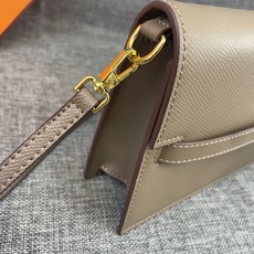 最新款。 爱马仕HERMES kelly 款单肩斜挎包 材质:手掌纹牛皮 尺寸:24*13.5*6cm 型号:362金 最新款。 爱马仕HERMES kelly 款单肩斜挎包 材质:手掌纹牛皮 尺寸:24*13.5*6cm 型号:362金