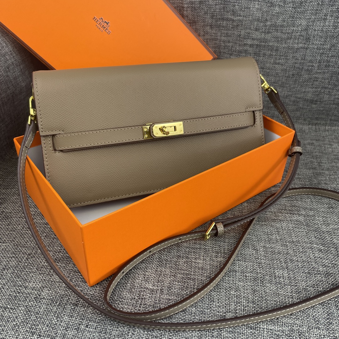 最新款。 爱马仕HERMES kelly 款单肩斜挎包 材质:手掌纹牛皮 尺寸:24*13.5*6cm 型号:362金 最新款。 爱马仕HERMES kelly 款单肩斜挎包 材质:手掌纹牛皮 尺寸:24*13.5*6cm 型号:362金