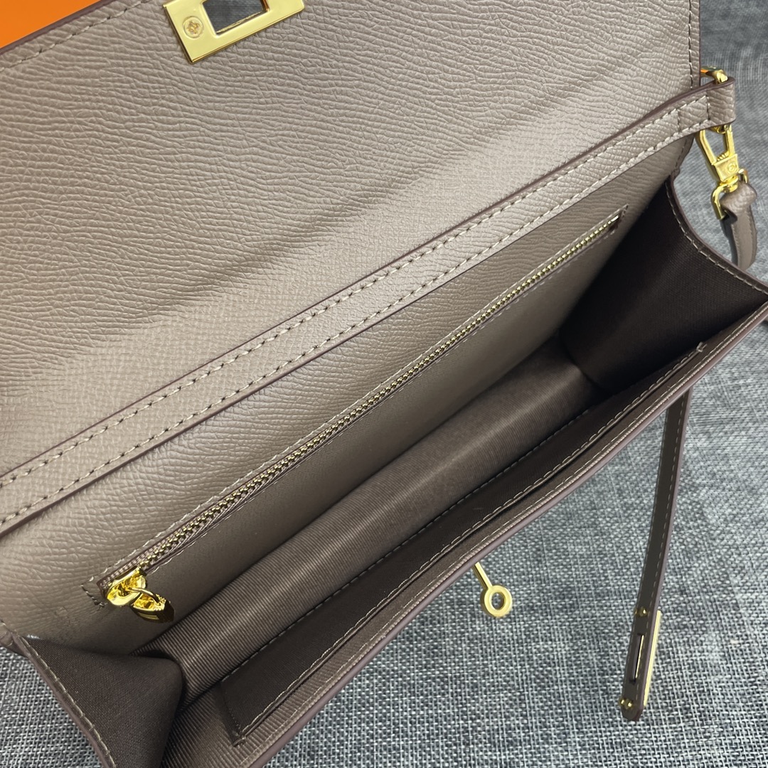 最新款。 爱马仕HERMES kelly 款单肩斜挎包 材质:手掌纹牛皮 尺寸:24*13.5*6cm 型号:362金 最新款。 爱马仕HERMES kelly 款单肩斜挎包 材质:手掌纹牛皮 尺寸:24*13.5*6cm 型号:362金