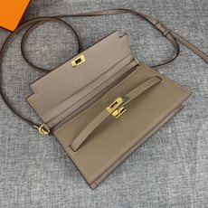 最新款。 爱马仕HERMES kelly 款单肩斜挎包 材质:手掌纹牛皮 尺寸:24*13.5*6cm 型号:362金 最新款。 爱马仕HERMES kelly 款单肩斜挎包 材质:手掌纹牛皮 尺寸:24*13.5*6cm 型号:362金