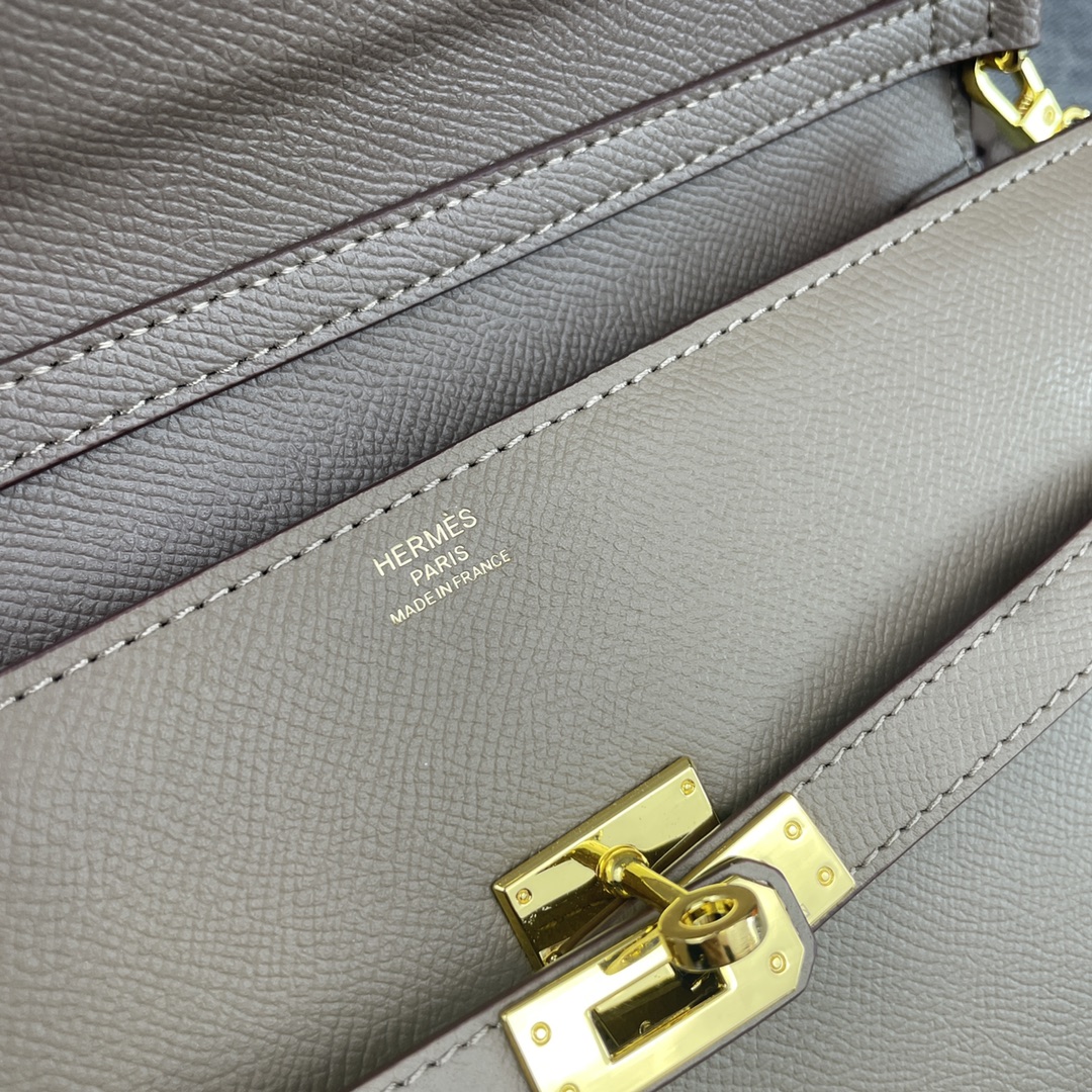 最新款。 爱马仕HERMES kelly 款单肩斜挎包 材质:手掌纹牛皮 尺寸:24*13.5*6cm 型号:362金 最新款。 爱马仕HERMES kelly 款单肩斜挎包 材质:手掌纹牛皮 尺寸:24*13.5*6cm 型号:362金