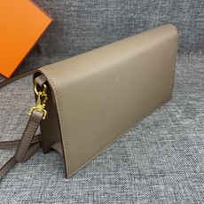 最新款。 爱马仕HERMES kelly 款单肩斜挎包 材质:手掌纹牛皮 尺寸:24*13.5*6cm 型号:362金 最新款。 爱马仕HERMES kelly 款单肩斜挎包 材质:手掌纹牛皮 尺寸:24*13.5*6cm 型号:362金