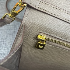 最新款。 爱马仕HERMES kelly 款单肩斜挎包 材质:手掌纹牛皮 尺寸:24*13.5*6cm 型号:362金 最新款。 爱马仕HERMES kelly 款单肩斜挎包 材质:手掌纹牛皮 尺寸:24*13.5*6cm 型号:362金