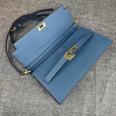 最新款。 爱马仕HERMES kelly 款单肩斜挎包 材质:手掌纹牛皮 尺寸:24*13.5*6cm 型号:362金 最新款。 爱马仕HERMES kelly 款单肩斜挎包 材质:手掌纹牛皮 尺寸:24*13.5*6cm 型号:362金
