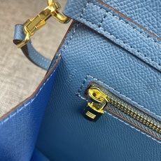 最新款。 爱马仕HERMES kelly 款单肩斜挎包 材质:手掌纹牛皮 尺寸:24*13.5*6cm 型号:362金 最新款。 爱马仕HERMES kelly 款单肩斜挎包 材质:手掌纹牛皮 尺寸:24*13.5*6cm 型号:362金
