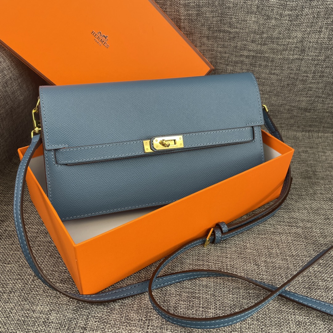 最新款。 爱马仕HERMES kelly 款单肩斜挎包 材质:手掌纹牛皮 尺寸:24*13.5*6cm 型号:362金 最新款。 爱马仕HERMES kelly 款单肩斜挎包 材质:手掌纹牛皮 尺寸:24*13.5*6cm 型号:362金