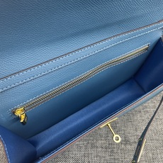 最新款。 爱马仕HERMES kelly 款单肩斜挎包 材质:手掌纹牛皮 尺寸:24*13.5*6cm 型号:362金 最新款。 爱马仕HERMES kelly 款单肩斜挎包 材质:手掌纹牛皮 尺寸:24*13.5*6cm 型号:362金