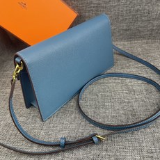 最新款。 爱马仕HERMES kelly 款单肩斜挎包 材质:手掌纹牛皮 尺寸:24*13.5*6cm 型号:362金 最新款。 爱马仕HERMES kelly 款单肩斜挎包 材质:手掌纹牛皮 尺寸:24*13.5*6cm 型号:362金