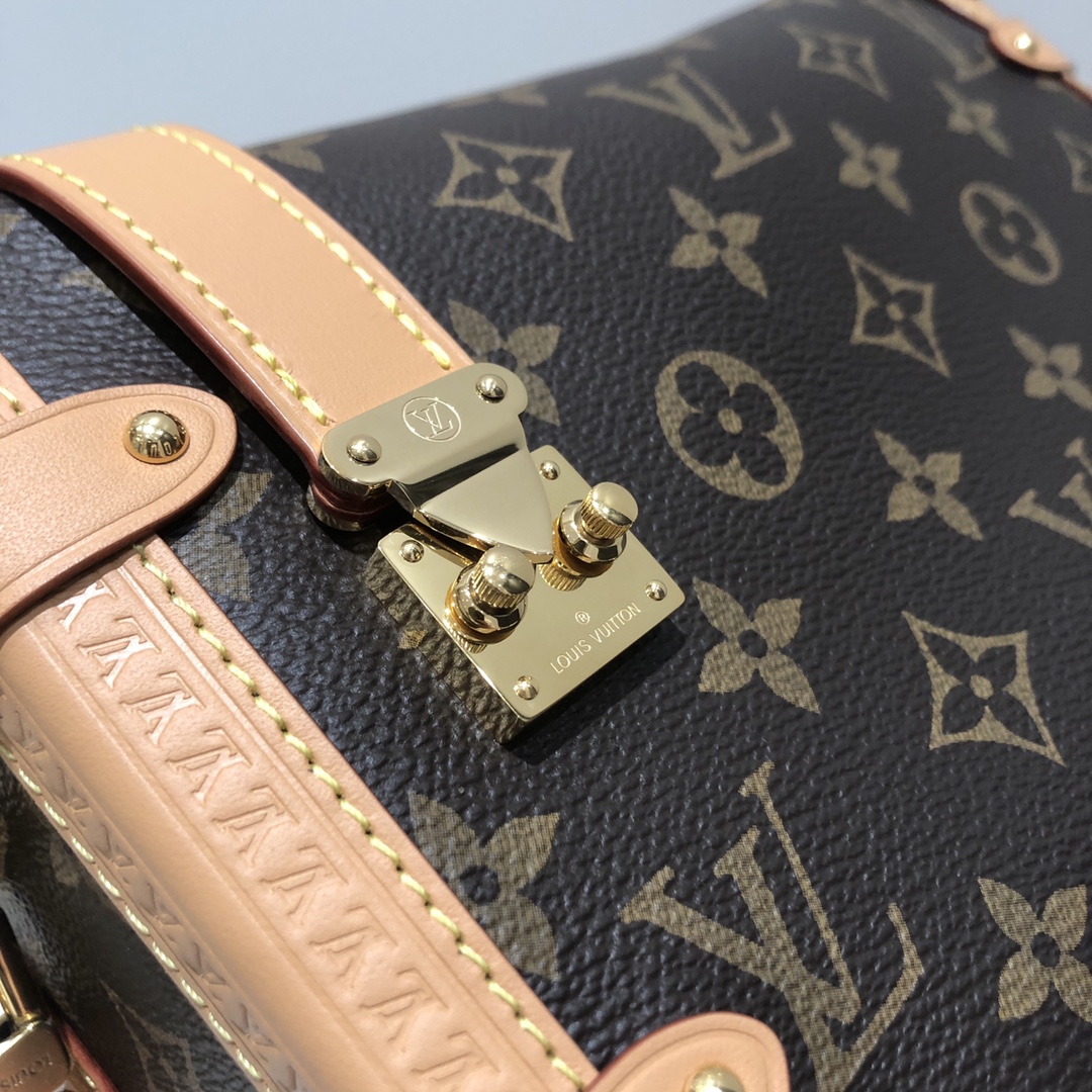 NO:178371,M46358 The old rules, look at hardware first. There are a lot of hardware. The texture of our pure steel electroplated hardware is undeniable. When you go out, shine the eyes of passers-by in the sun.19860909M46358 老规矩 先看五金 这一款五金特别多 咱家纯钢电镀五金的质感没得说 出门在阳光下闪亮路人的双眸,,Bag