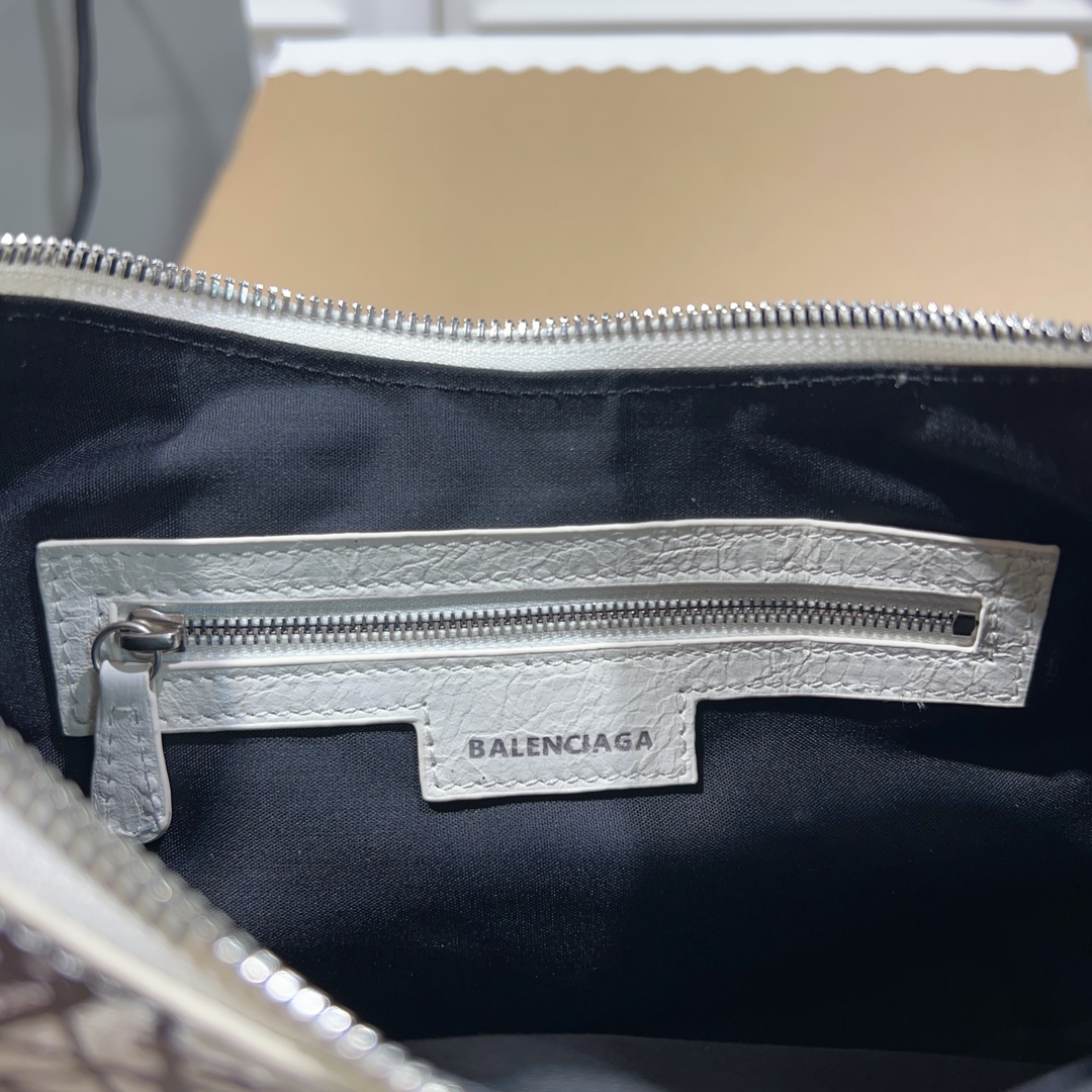 Balenciaga Le Cagole crescent bag 9