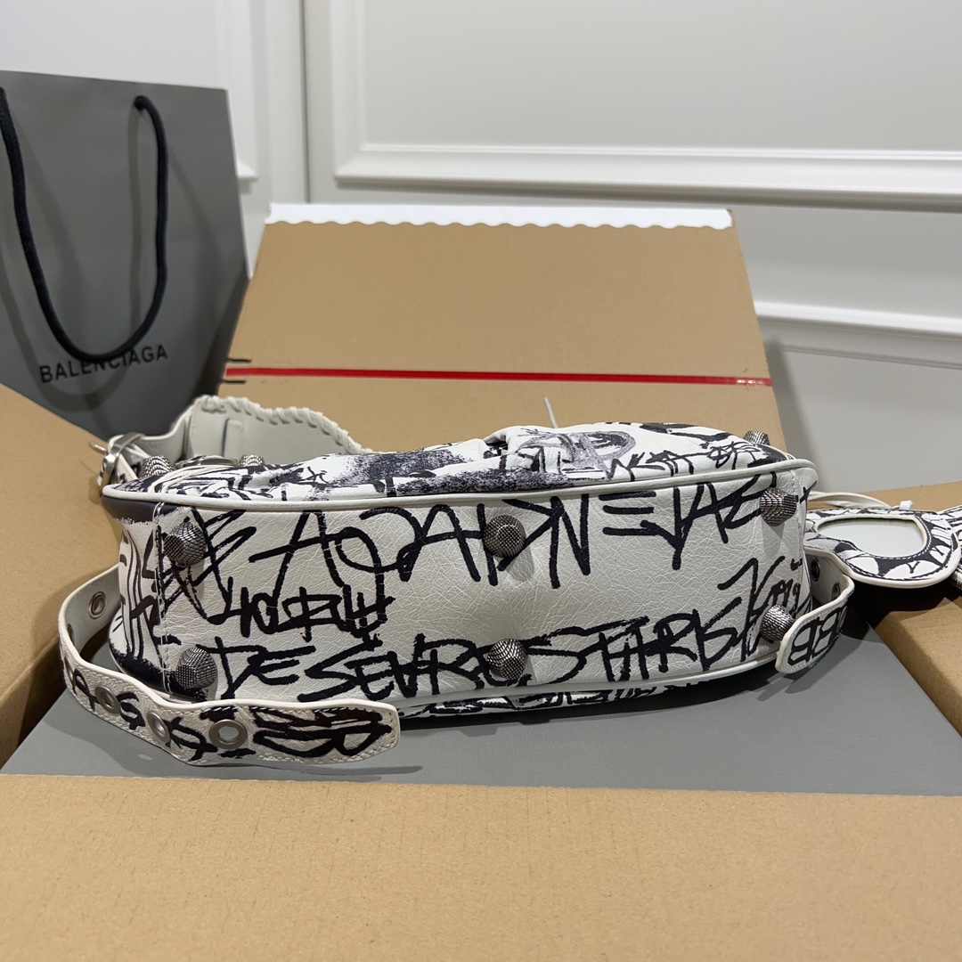 Balenciaga Le Cagole crescent bag 3