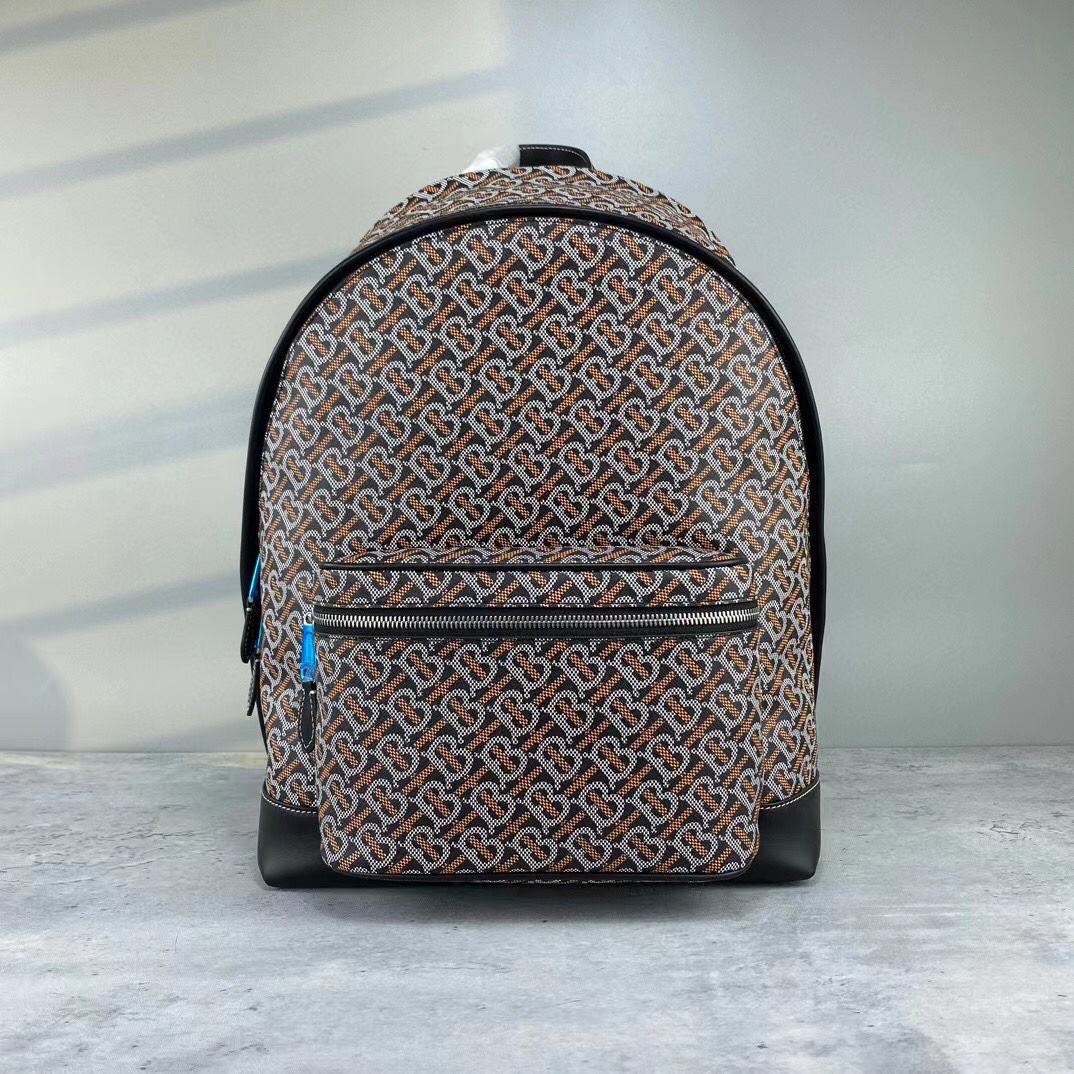 Burberry Original latest model TB backpack! Can be used by both men and women! 100% Italian imported fabrics with imported calfskin! The ergonomi