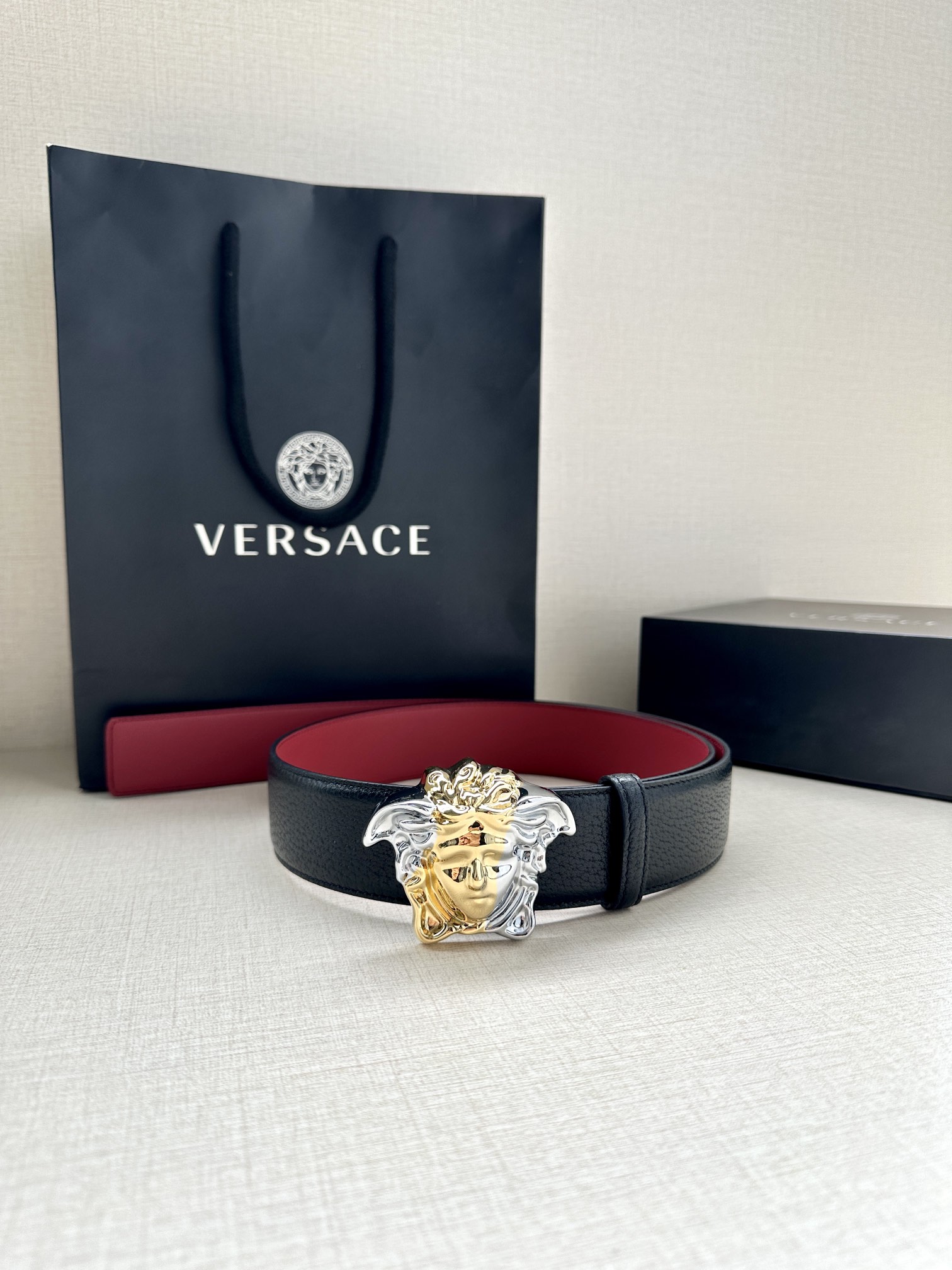 宽度4.0cmVERSACE范思哲此款腰带饰有标志性的Versace美杜莎头像带扣彰显品牌格调是一款精美