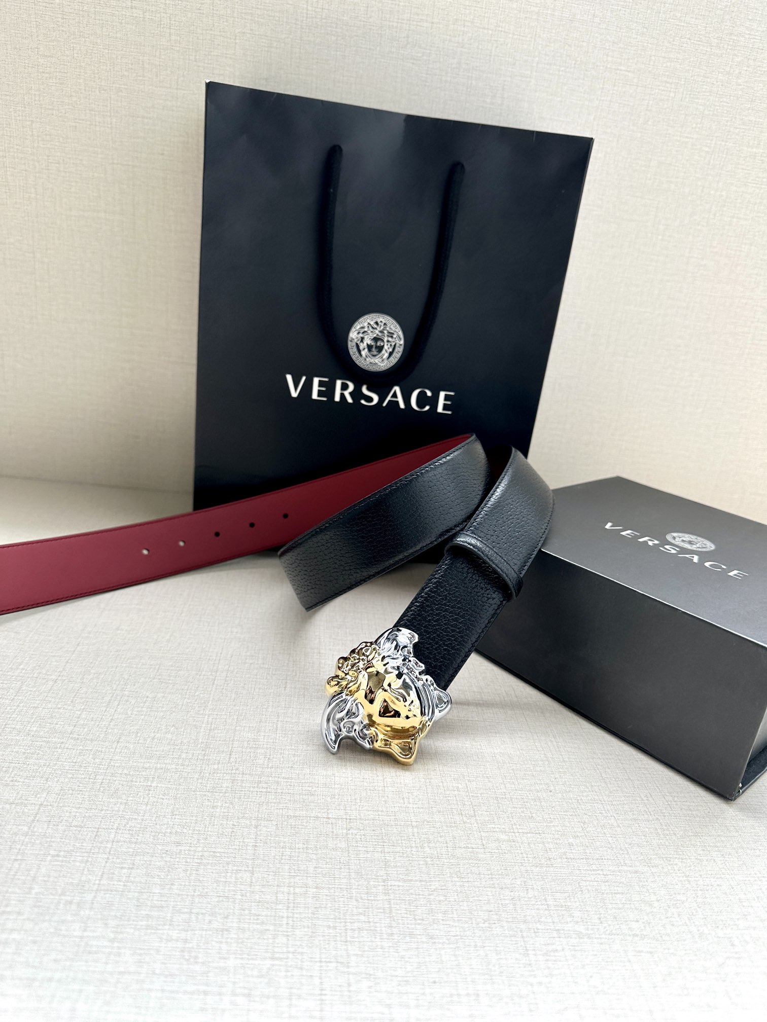 宽度4.0cmVERSACE范思哲此款腰带饰有标志性的Versace美杜莎头像带扣彰显品牌格调是一款精美