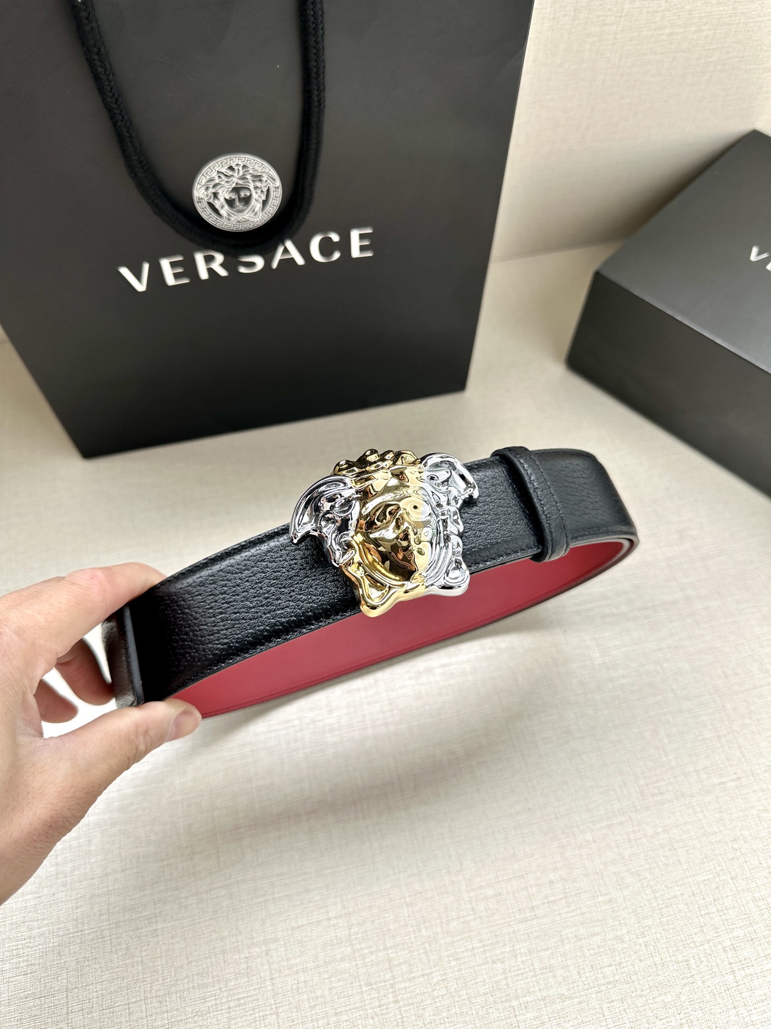 宽度4.0cmVERSACE范思哲此款腰带饰有标志性的Versace美杜莎头像带扣彰显品牌格调是一款精美