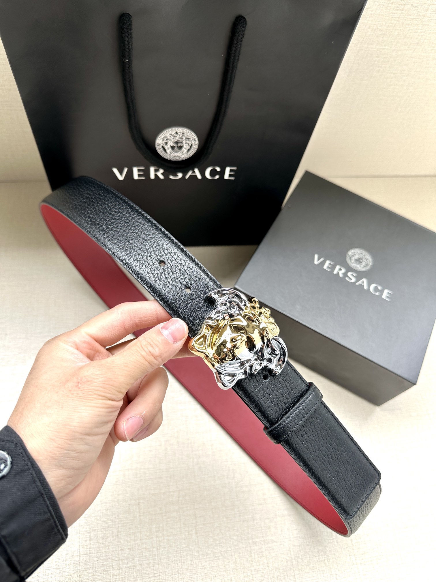宽度4.0cmVERSACE范思哲此款腰带饰有标志性的Versace美杜莎头像带扣彰显品牌格调是一款精美
