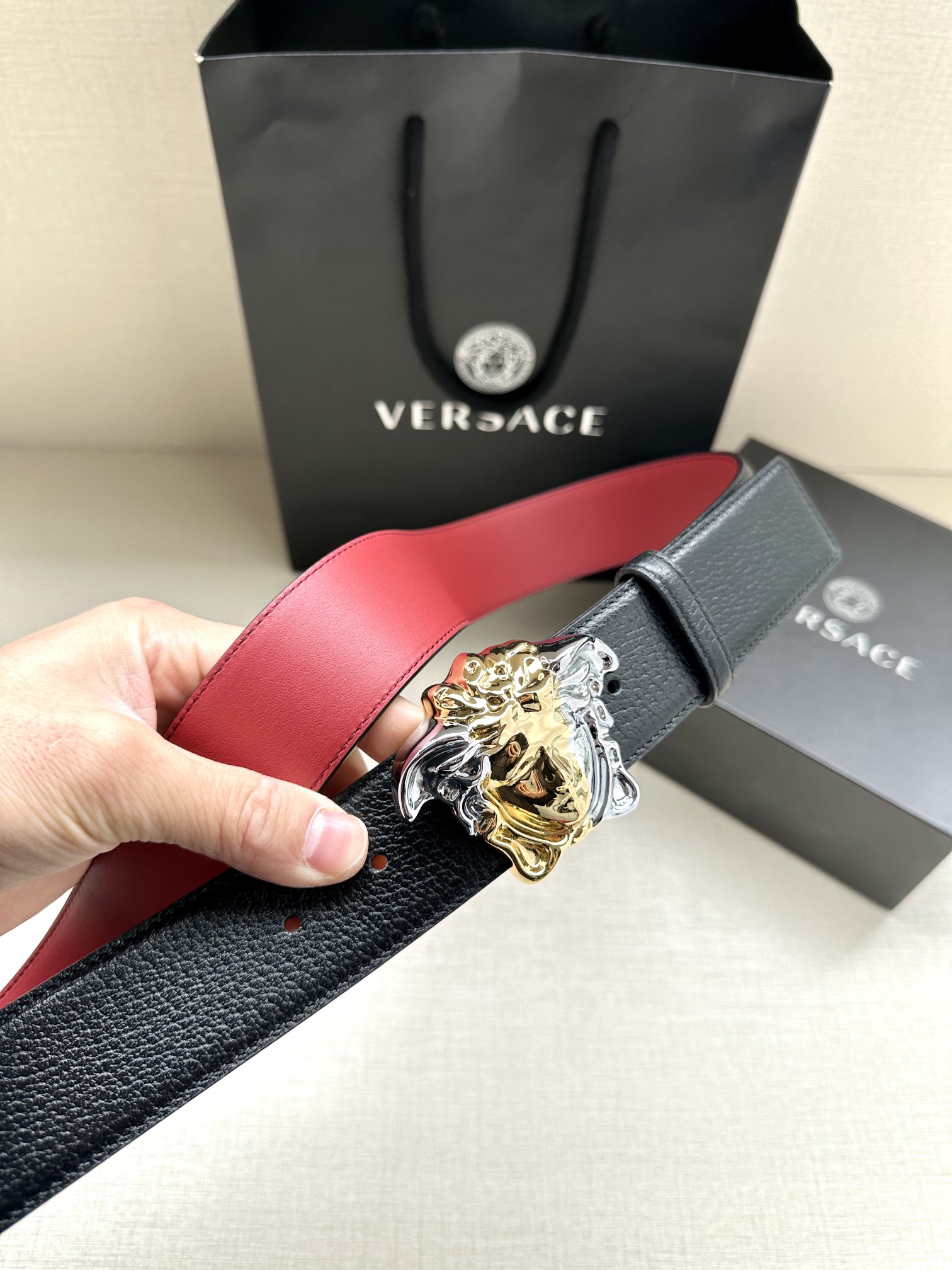宽度4.0cmVERSACE范思哲此款腰带饰有标志性的Versace美杜莎头像带扣彰显品牌格调是一款精美