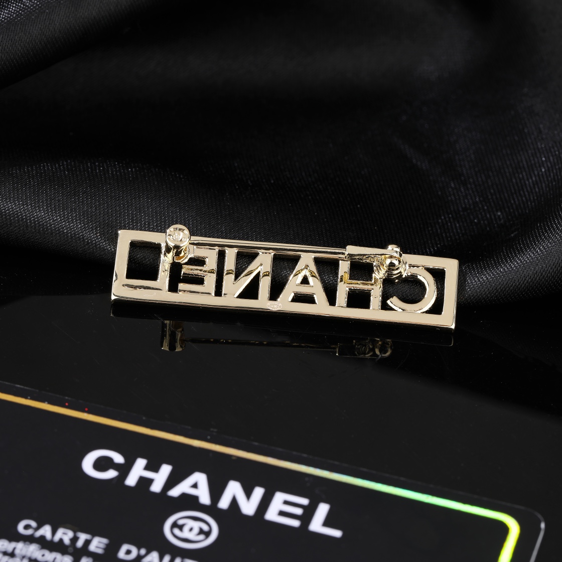 CHANEL 香奈儿新款字母胸针 ✨每一个细节做工非常精细 这款设计非常美轮美奂 这款真的超级美超级仙 