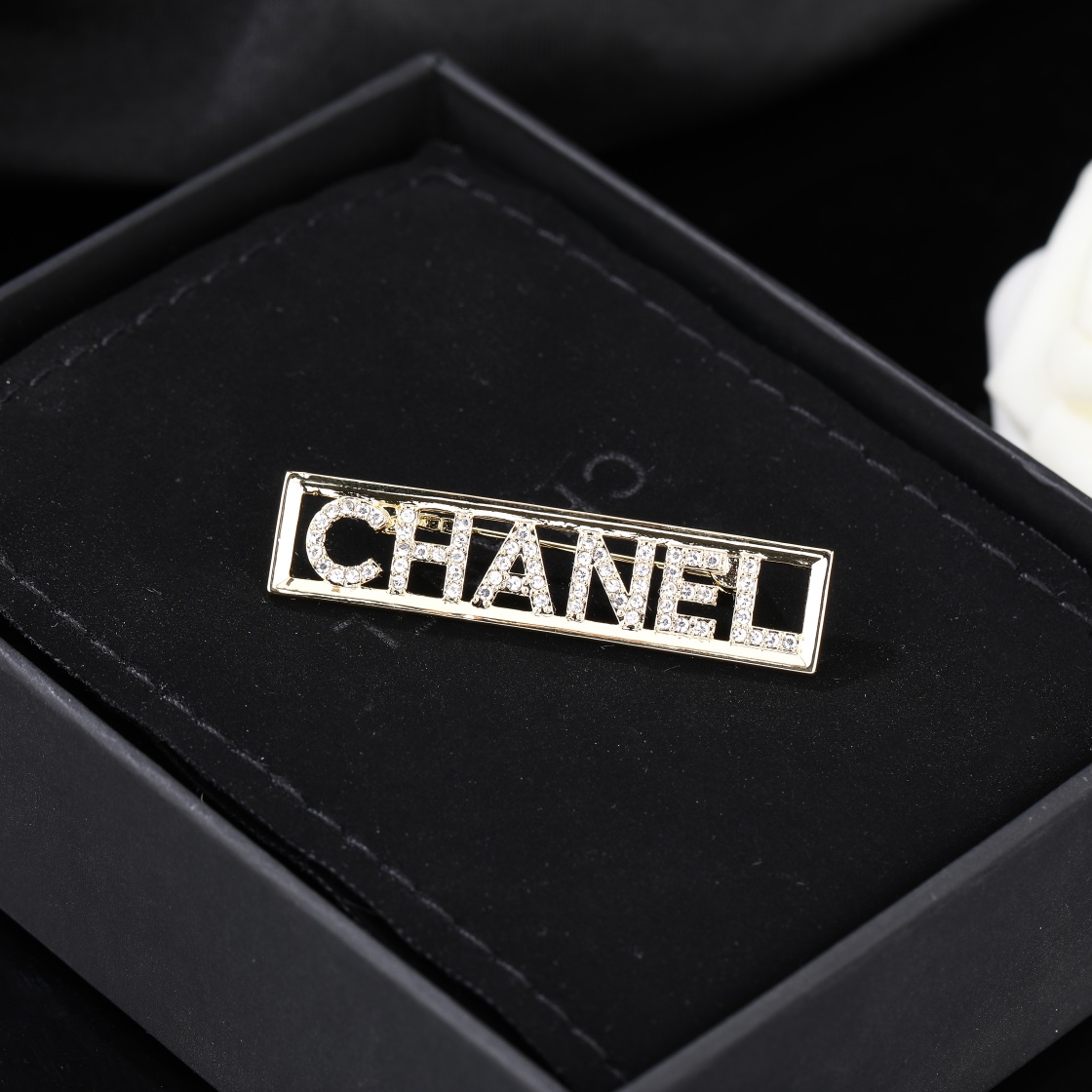 CHANEL 香奈儿新款字母胸针 ✨每一个细节做工非常精细 这款设计非常美轮美奂 这款真的超级美超级仙 
