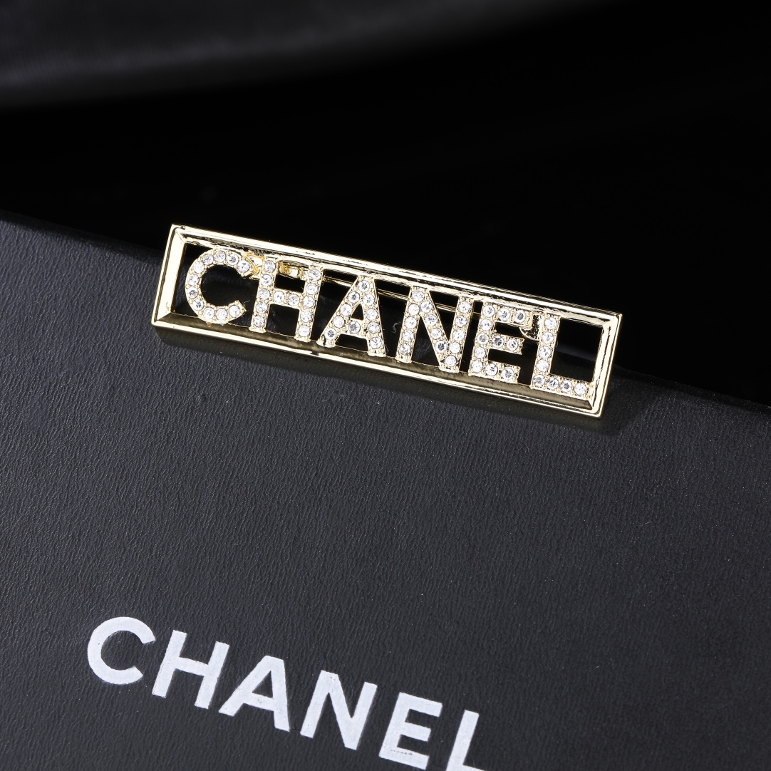 CHANEL 香奈儿新款字母胸针 ✨每一个细节做工非常精细 这款设计非常美轮美奂 这款真的超级美超级仙 